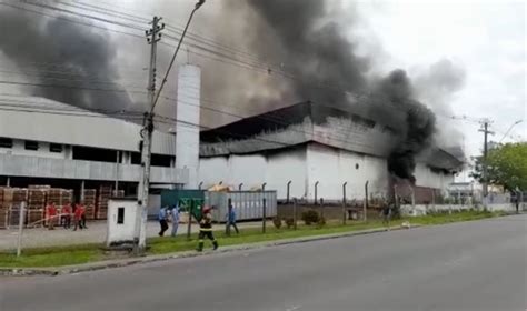 Veja V Deo F Brica De Papel Pega Fogo Em Manaus