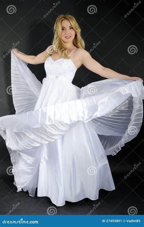 Belle Fille Dans La Robe Blanche Image Stock Image Du Vent Beau