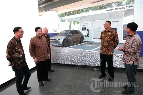 Kerjasama Perluas Charging Station Kendaraan Listrik Foto