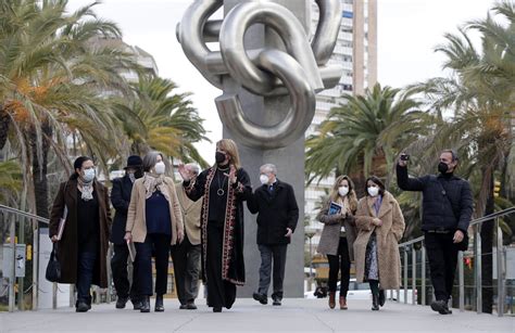 El Puerto De Huelva Recibe A La Bisnieta De La Escultora Del Monumento