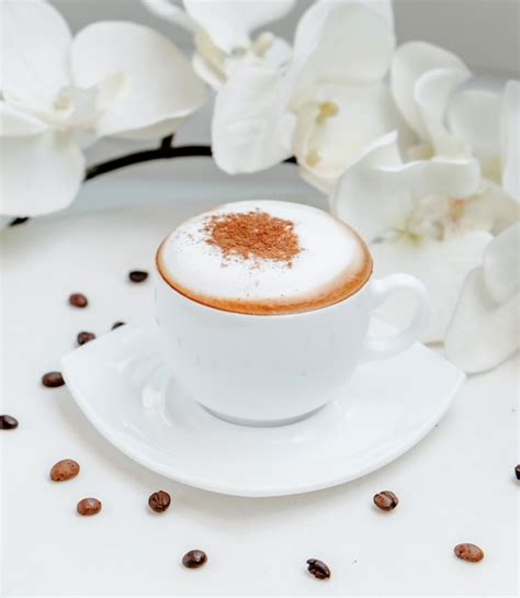 Стакан для капучино на столе | Бесплатно Фото