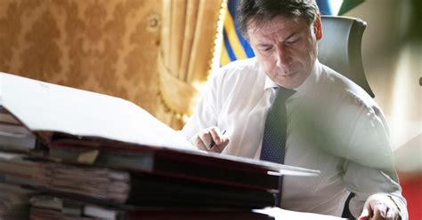 Giuseppe Conte Firma Il Dpcm Le Nuove Misure Anti Covid 30 Giorni Per