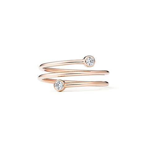 Elsa Peretti® 系列 18k 玫瑰金三行镶钻环形戒指。 Tiffany And Co