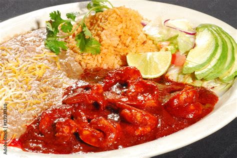 Camarones A La Diabla Con Aguacate Ensalada Arroz Y Frijoles Foto De