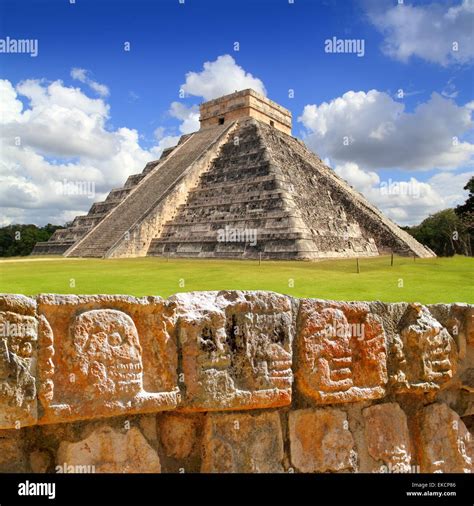 Piramide de calaveras fotografías e imágenes de alta resolución Alamy