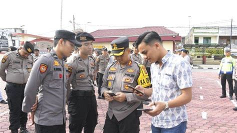 Kapolres Samosir Mendadak Cek Aplikasi Judi Online Tiap Ponsel Personel