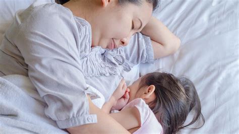 【媽媽要知】4個埋身餵母乳姿勢 Bb含吮要點 母乳餵哺