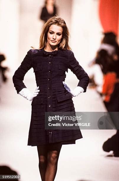 61 Karen Mulder Chanel Haute Couture Fotos Und Hochauflösende Bilder