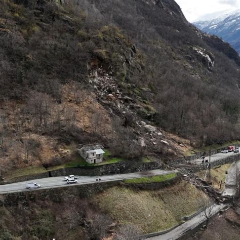 Disastrosa Frana In Val D Aosta Massi E Detriti Sulla Strada Della