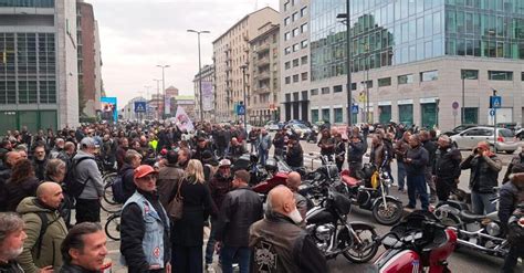 Motociclisti In Protesta A Milano Moto In Corteo Fino Alla Regione