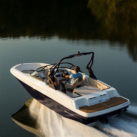 The New 2020 Bayliner Vr4 Is A Highly Evolved Bowrider Thats Easy To