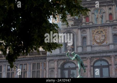 Statua Di Silvius Brabo Ad Anversa In Belgio La Fontana Di Brabo