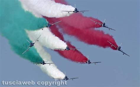 Le Frecce Tricolori Compiono Anni Tusciaweb Eu