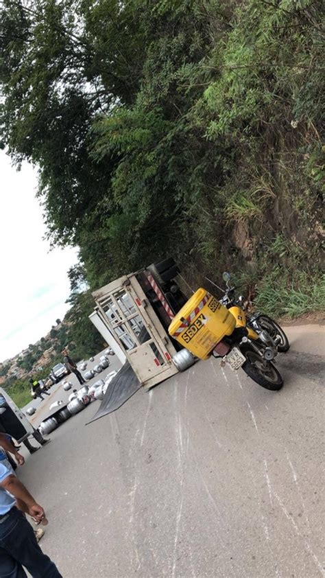 Caminhão Tomba E Espalha Botijões De Gás Pela Estrada Em Sabará