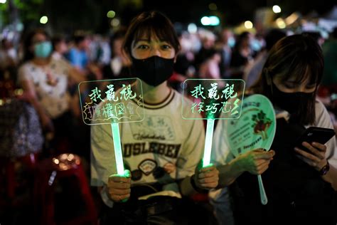 【圖輯】覆議案遭否決「青鳥」不氣餒 雨後3萬人集結！曹興誠喊罷免中共安插立委 鏡週刊 Mirror Media