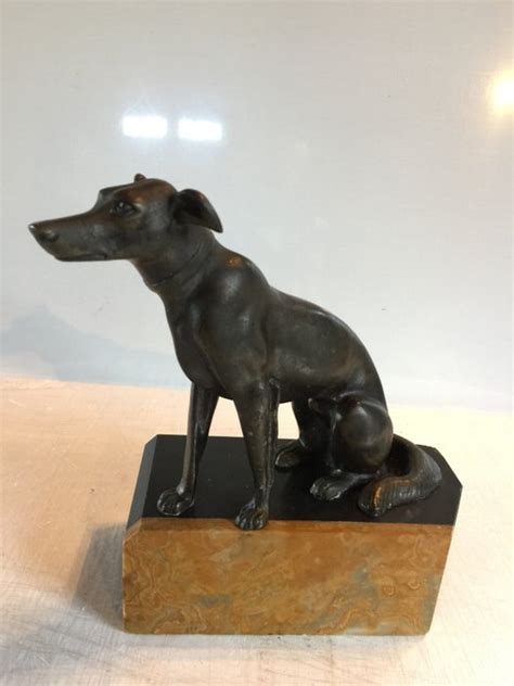 Statue de chien Art Deco en régule sur marbre Catawiki