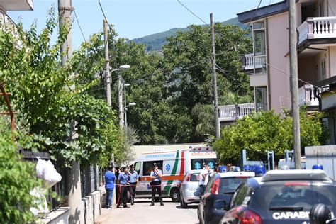 Padre Lancia Figlia Di Mesi Dal Balcone Poi Si Butta