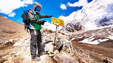 A férfi hegymászók egy része a Mount Everest megmászásának pillanatában