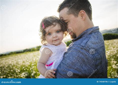 Padre Alegre Feliz Con La Hija Foto De Archivo Imagen De Goce