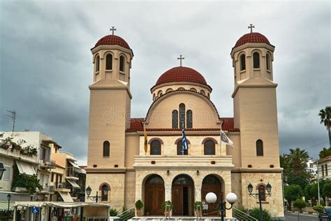 Torres E Fachada Da Igreja Ortodoxa Na Cidade De Rethymnon Imagem De