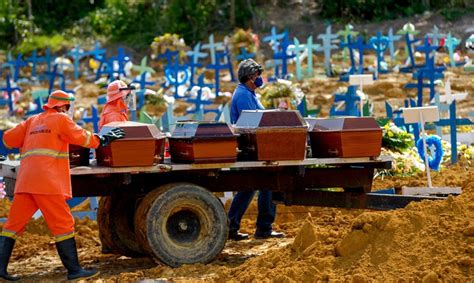 Brasil chega à marca de 700 mil mortes por covid 19