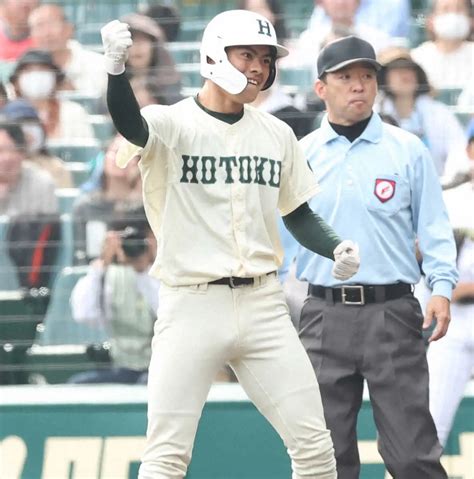 センバツ高校野球10日目＜報徳学園・中央学院＞4回1死二、三塁、右前適時打を放ってガッツポーズの報徳学園・辻本（撮影・北條 貴史