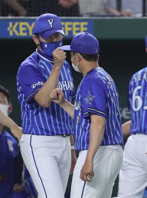 ＜巨・d＞試合に勝利し、東（右）とタッチを交わす三浦監督（撮影・河野 光希） ― スポニチ Sponichi Annex 野球