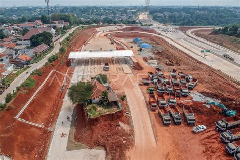 Rumah Di Tengah Proyek Jalan Tol Cijago Seksi B Antara Foto