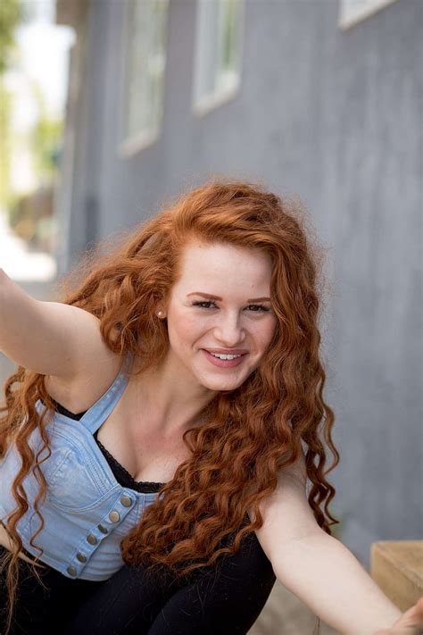 Mujer Modelo Pelirrojo Pelo Largo Madelaine Petsch Actriz Pelo