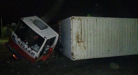 Carreta Placas De Blumenau Sai Da Pista E Tomba Na BR 470 Em Indaial