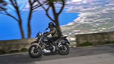 Motorrad Vergleich Triumph Bonneville 2015 Vs Moto Guzzi V85 TT 2023