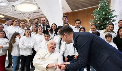 El Papa Francisco Recibe La Medalla De Los Santos M Rtires De La