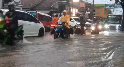 Diguyur Hujan Deras Dan Buruknya Sistem Drainase Sejumlah Jalan Di