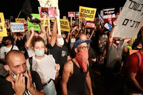 Protestos tomam as ruas de Israel contra a política de covid 19 de