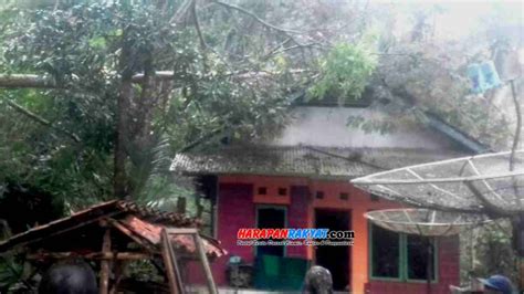 Lagi Rumah Warga Di Pangandaran Rusak Tertimpa Pohon Tumbang Harapan