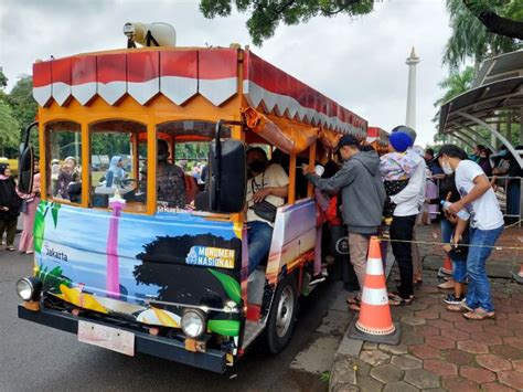 Manfaatkan Libur Tahun Baru Pengunjung Padati Monas Pingintau Id