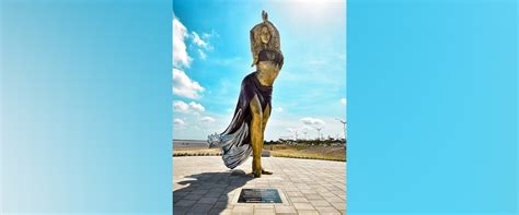 shakiras hometown unveils towering statue   singer abc news