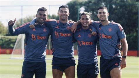 Cristiano Ronaldo Poses With His Manchester United Teammates During a Training Session (See Pic ...