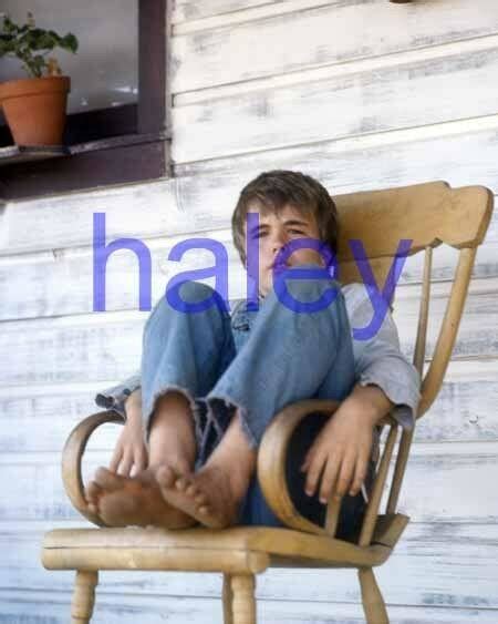 Haley Joel Osment 2barefootbarefeetmovie Photothe Sixth Sense 2003567018