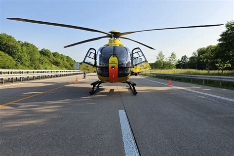 A Nach Unfall Voll Gesperrt Auto Berschl Gt Sich Zwei Schwerverletzte