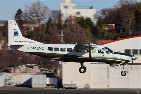 アジア航測 Cessna 208 JA12AJ 調布飛行場 航空フォト by だびでさん 撮影2023年01月01日