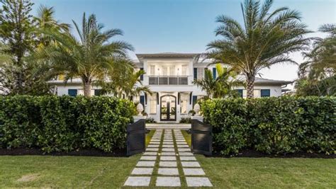 Contemporary Florida Home Framed By Palm Trees Kukk Architecture