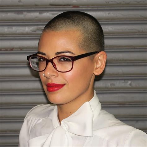 Pin By Lynnette I On Buzzcuts And Cropped Hair Iii Buzzcut Girl Bald Girl Bald Head Women