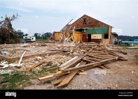 Los daños del tornado La escuela fue destruida por un tornado o