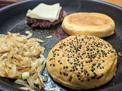 Hambúrguer no Pão Queijo e Ovo Estrelado Iguaria Receita e Culinária