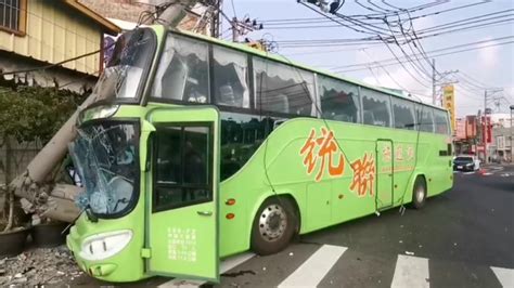 司機疑太累打瞌睡！統聯客運「過彎撞斷電桿」車頭慘毀 Enews新聞網