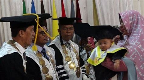 Ayah Dipenjara Bayi 4 Bulan Gantikan Wisuda Ibu Yang Meninggal Rektor