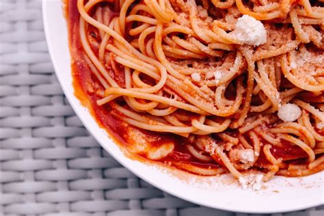 Disfruta De Un Espagueti Rojo Con Una Rica Salsa De Pimientos Asados