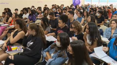 Vídeo Na véspera da Fuvest alunos de um cursinho na capital paulista