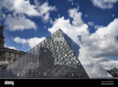 Edificio Piramidal De Cristal En El Museo Del Louvre En El Centro De